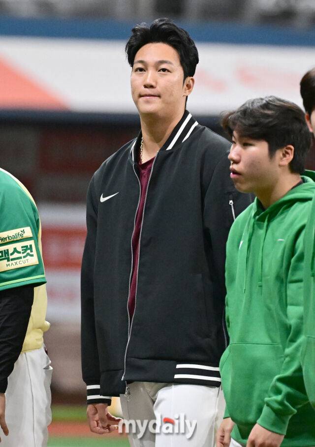 2026년 4월 12일 오후 서울 고척스카이돔에서 열린 '2026 신한 SOL KBO리그' 롯데 자이언츠와 키움 히어로즈의 경기. 키움 안우진이 2-0으로 승리한 뒤 기뻐하고 있다./고척=유진형 기자 zolong@mydaily.co.kr