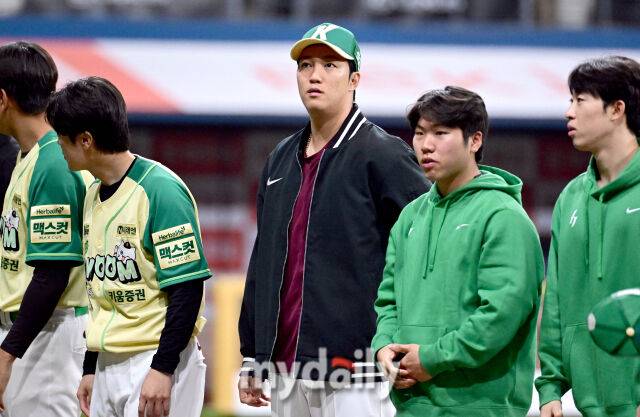 2026년 4월 12일 오후 서울 고척스카이돔에서 열린 '2026 신한 SOL KBO리그' 롯데 자이언츠와 키움 히어로즈의 경기. 키움 안우진이 2-0으로 승리한 뒤 기뻐하고 있다./고척=유진형 기자 zolong@mydaily.co.kr