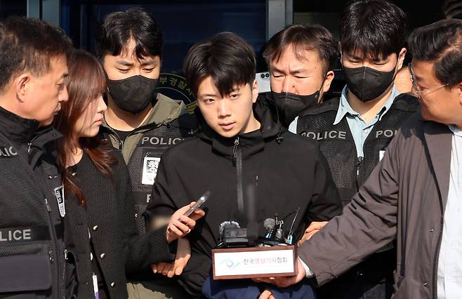 살인·살인미수 혐의를 받는 장윤기(23) 씨가 14일 오전 광주 서부경찰서에서 검찰로 송치되기 전 포토라인에 서고 있다. [연합]