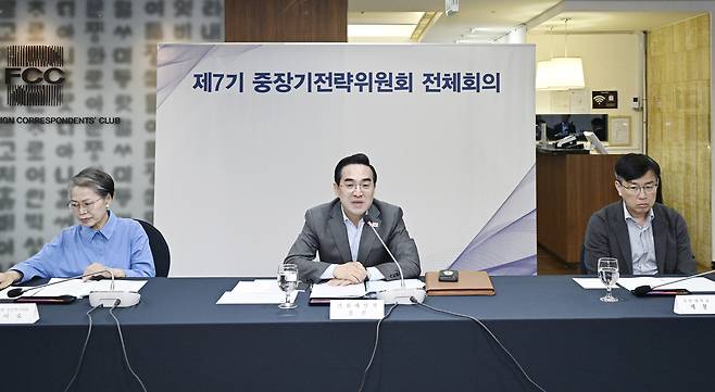 박홍근 기획예산처 장관이 22일 서울 중구 한국프레스센터에서 열린 ‘중장기전략위원회 전체회의’를 주재하고 있다. [연합]