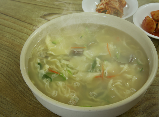 바지락이 잘 보이지 않는 바지락 칼국수.[게티이미지뱅크]