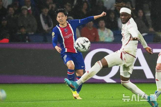 [파리=AP/뉴시스] 파리 생제르맹(PSG)의 이강인이 10일(현지 시간) 프랑스 파리의 파르크 데 프랭스에서 열린 2025-26 리그앙 33라운드 브레스트와 경기 중 슛을 시도하고 있다. 이강인은 53분을 소화하고 데지레 두에와 교체됐다. 두에는 이후 결승 골을 넣어 PSG가 1-0으로 승리하며 리그 우승에 승점 1점만을 남겨뒀다. 2026.05.11.