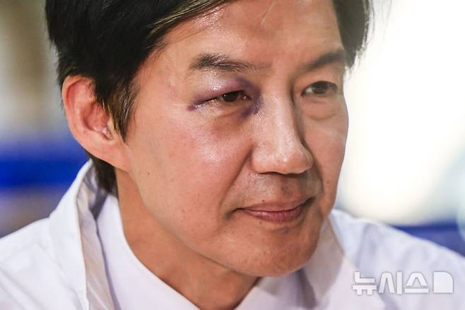 [평택=뉴시스] 정병혁 기자 = 경기 평택을 국회의원 재선거에 출마하는 조국 조국혁신당 후보가 14일 경기 평택시선거관리위원회에 후보자 등록을 하고 있다. 2026.05.14. jhope@newsis.com