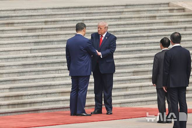 [베이징=AP/뉴시스] 중국이 14일 오전 베이징 인민대회당에서 도널드 트럼프 미국 대통령(오른쪽)의 중국 방문을 공식 환영하는 행사를 개최했다. 시진핑 중국 국가주석과 트럼프 대통령이 악수하는 모습. 2026.05.14