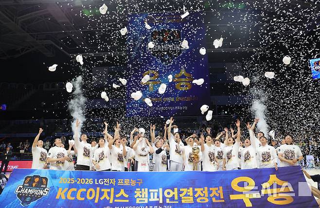[고양=뉴시스] 홍효식 기자 = 13일 경기도 고양시 일산서구 고양 소노 아레나에서 열린 '2025-2026 KBL 챔피언결정전 5차전' 고양 소노 스카이거너스와 부산 KCC 이지스의 경기, 68-76으로 승리하며 우승을 차지한 KCC 이상민 감독을 비롯한 선수들이 기뻐하고 있다. 2026.05.13. yesphoto@newsis.com