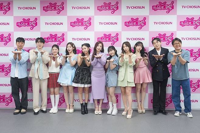 [서울=뉴시스] 14일 서울 금천구 TV조선 가산스튜디오에서 열린 '미스트롯 포유' 제작발표회에는 '미스트롯' 톱7 이소나, 허찬미, 홍성윤, 길려원, 윤태화, 윤윤서, 염유리를 비롯해 MC 붐, 안성훈, 민병주 CP, 임지훈 PD가 포즈를 취하고 있다. (사진=TV조선 제공) 2026.05.14. photo@newsis.com *재판매 및 DB 금지