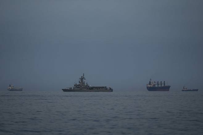 [호르무즈=AP/뉴시스]지난 3월 11일(현지 시간) 아랍에미리트(UAE) 코르파칸에서 바라본 호르무즈 해협의 모습. UAE 해군 함정이 화물선과 유조선 옆에서 순찰하고 있다. 2026.05.14.