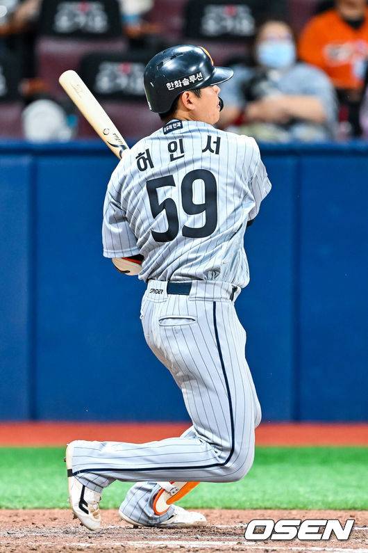 [OSEN=고척, 민경훈 기자] 13일 서울 고척 스카이돔에서 2026 신한 SOL KBO리그 키움 히어로즈와 한화 이글스의 경기가 열렸다.키움은 박정훈, 한화는 에르난데스가 선발로 나섰다.8회초 1사 주자 1,2루 한화 허인서가 좌익수 앞 1타점 적시타를 때리고 있다. 2026.05.13 / rumi@osen.co.kr