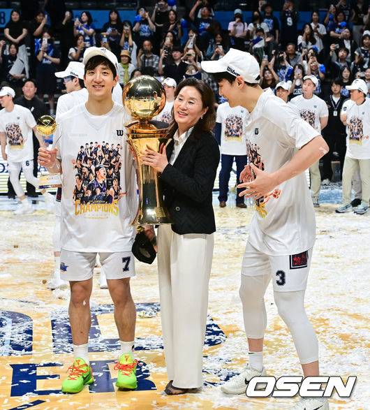 [OSEN=고양, 박준형 기자] 정규리그 6위가 챔프전 우승을 했다! 부산 KCC가 프로농구 새 역사를 썼다.&nbsp;부산 KCC는 13일 고양소노아레나에서 개최된 2025-26 LG전자 프로농구 챔피언결정전 5차전에서 고양 소노를 76-68로 제압했다. KCC는 4승 1패로 2년 만의 챔프전 우승컵 탈환에 성공했다.우승 시상식에서 허웅-허훈 형제가 어머니 이미수 씨와 함께 포즈를 취하고 있다 .  2026.05.13 / soul1014@osen.co.kr