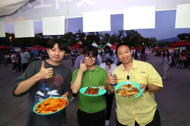 무주 산골영화제는 바가지요금·안전사고·일회용품이 없는 ‘3무(無) 축제’의 원조다. 지난해 6월 영화제 기간 간식 부스에서 포즈를 취한 관광객들.  무주군 제공