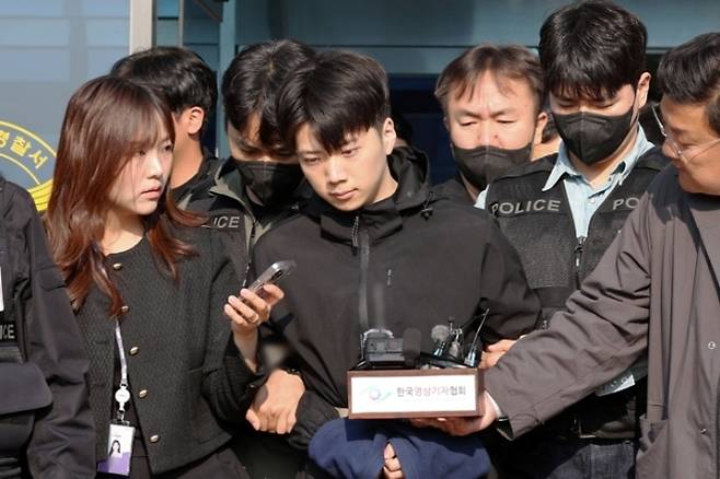 살인·살인미수 혐의를 받는 장윤기(23) 씨가 14일 오전 광주 서부경찰서에서 검찰로 송치되고 있다. 경찰은 광주 광산구 월계동 한 보행로에서 귀가 중이던 여고생을 흉기로 여러 차례 찔러 살해하고, 남고생에게 흉기를 휘두른 혐의를 받는 장씨의 신상 정보를 국민의 알권리 등을 고려해 이날부터 한 달간 공개하기로 결정했다. (연합뉴스 제공)