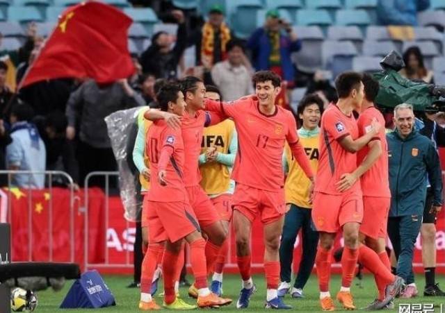 FIFA가 중국의 월드컵 진출을 기대한다고 밝힌 가운데 천문학적 월드컵 중계권료를 요구한 것으로 알려져 중국 내 불만이 커지고 있다. ZAKER 캡처