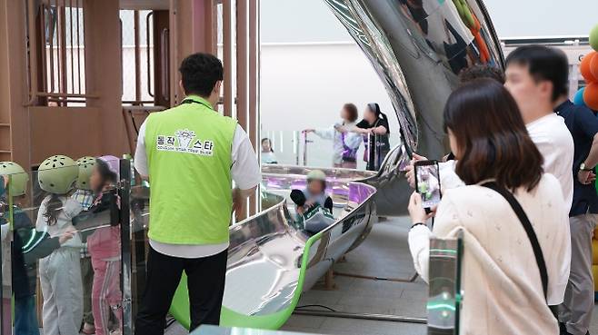 어린이날인 지난 5일 동작구청사 내 대형 미끄럼틀 ‘동작스타’에 어린이들이 탑승하고 있다. 동작구 제공