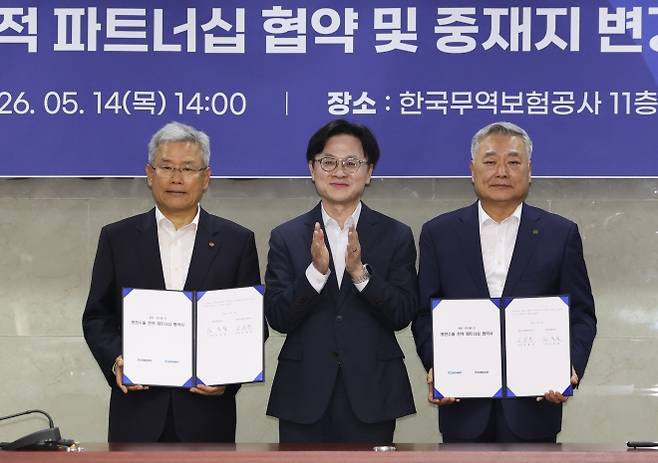 한전-한수원 간 전략적 파트너십 협약 및 중재지 변경 협약 체결 - 14일 중구 무역보험공사에서 열린 ‘한전-한수원 간 원전수출 전략적 파트너십 협약 및 중재지 변경 협약 체결식’에서 김정관 산업통상부 장관(가운데)이 협약서에 서명한 김동철 한국전력 사장(왼쪽), 김회천 한국수력원자력 사장(오른쪽)과 함께 기념사진을 찍고 있다. 연합뉴스