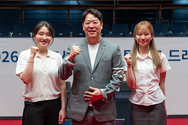 14일 경기 고양 킨텍스 PBA 스타디움에서 열린 PBA 팀리그 드래프트에서 새로운 소속 팀을 찾은 강지은(왼쪽부터)과 강동궁, 올 시즌 프로무대에 데뷔하는 최봄이가 포즈를 취하고 있다. 사진 제공=PBA