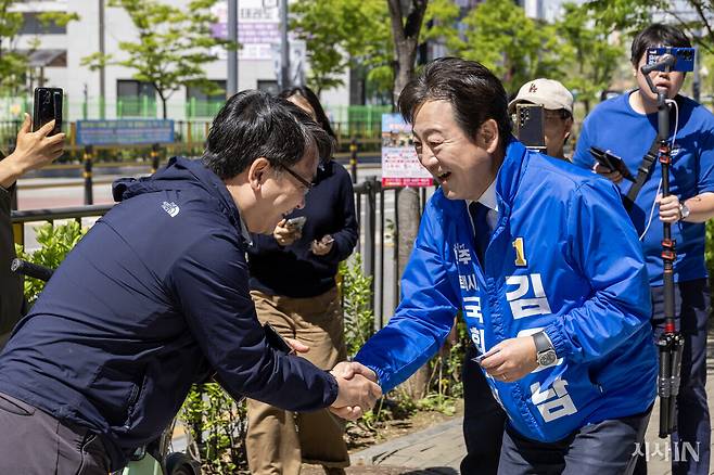 민주당 김용남 후보(오른쪽)가 5월4일 경기 평택시 고덕동 상가 앞에서 주민들과 인사를 나누고 있다. ⓒ시사IN 박미소