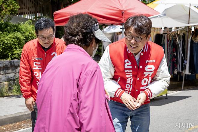 국민의힘 유의동 후보가 5월4일 평택 안중읍 주공1단지 아파트에서 주민들과 인사를 나누고 있다. ⓒ시사IN 박미소