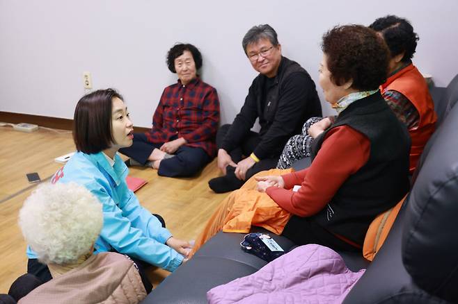 5월4일 진보당 김재연 후보가 평택 대추리 행정대집행 20년을 맞아 대추리 마을회관 주민들을 만났다. ⓒ김재연 후보 캠프