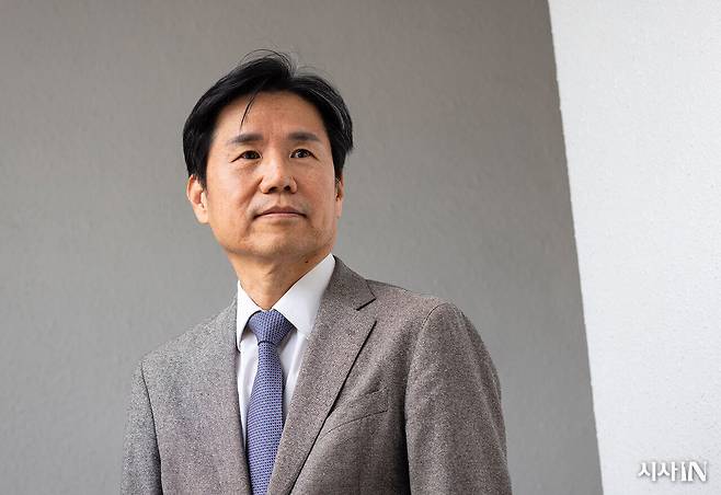 기후위기 대응 숙의 토론회를 총괄한 이창훈 공론화위원장이 4월13일 <시사IN> 회의실에서 인터뷰를 하고 있다. ⓒ김흥구