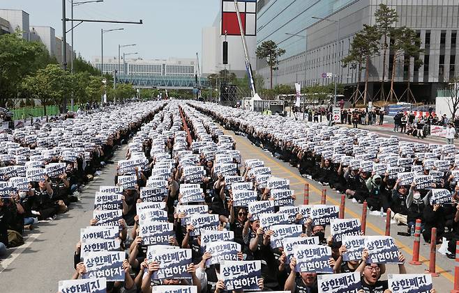 4월23일 경기도 평택시 삼성전자 평택캠퍼스 앞에서 열린 삼성전자 노동조합 공동투쟁본부의 '투명하게 바꾸고, 상한폐지 실현하자-4/23 투쟁 결의대회'에서 조합원들이 구호를 외치는 모습 ⓒ연합뉴스