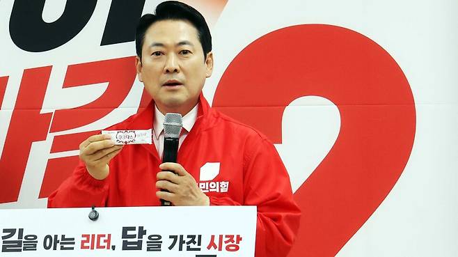 장동혁 국민의힘 대표가 14일 세종시장 선거에 출마한 최민호 후보의 선대위 출범식에 참석해 쌍방울 대북송금 수사 과정에서 '검사의 연어 술파티 회유' 등 각종 의혹이 제기 됐으나 실제는 과자를 제공한 게 다였다고 말하며 해당 과자를 들어보이고 있다. ⓒ연합뉴스