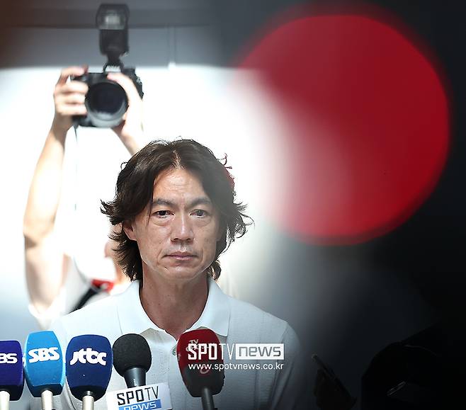 ▲ 홍명보 감독은 오는 16일 북중미 월드컵 최종 엔트리를 발표하며 본격적으로 전열을 정비한다. 이후 18일 곧바로 미국 솔트레이크시티로 이동해 보름 동안 집중 훈련과 두 차례 평가전을 소화할 예정이다. ⓒ곽혜미 기자