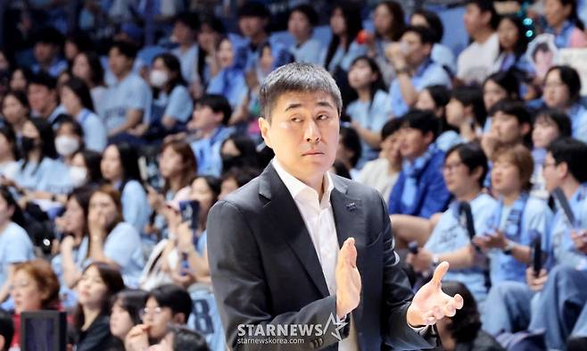 KCC 이상민감독이 13일 고양체육관에서 열린 LG전자 2025-2026 프로농구 챔피언결정전 고양소노와 부산KCC 5차전에서 선수들을 독려하고 있다. .  2026.05.13.   KCC 이상민감독이 13일 고양체육관에서 열린 LG전자 2025-2026 프로농구 챔피언결정전 고양소노와 부산KCC 5차전에서 선수들을 독려하고 있다. .  2026.05.13. /사진=강영조 cameratalks@