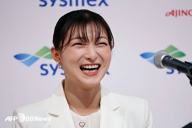 사카모토 가오리가 13일 은퇴 기자회견에서 밝게 웃고 있다. /AFPBBNews=뉴스1
