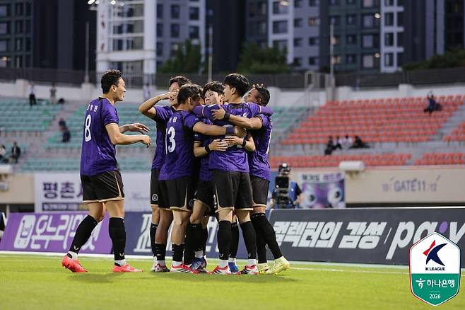 최건주의 선제골 후 기뻐하는 FC안양 선수들. /사진=한국프로축구연맹 제공