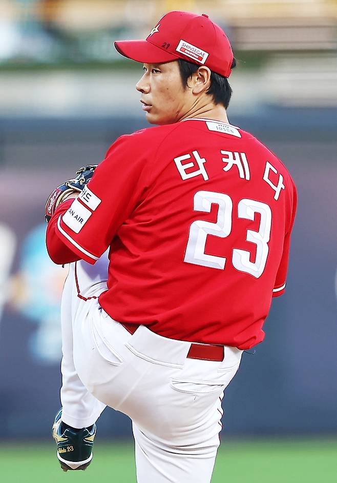 13일 KT전에서 투구하는 타케다.  /사진=SSG 랜더스