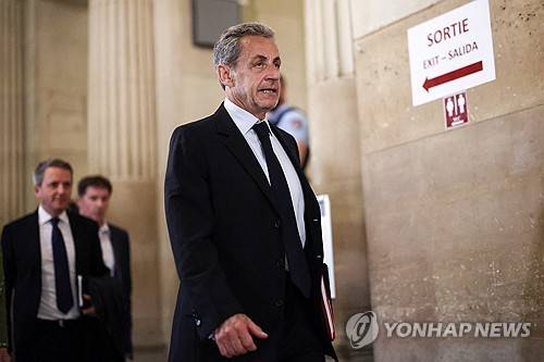 13일 휴정 시간에 법원 나가는 사르코지  [로이터 연합뉴스 자료사진. 재판매 및 DB 금지]