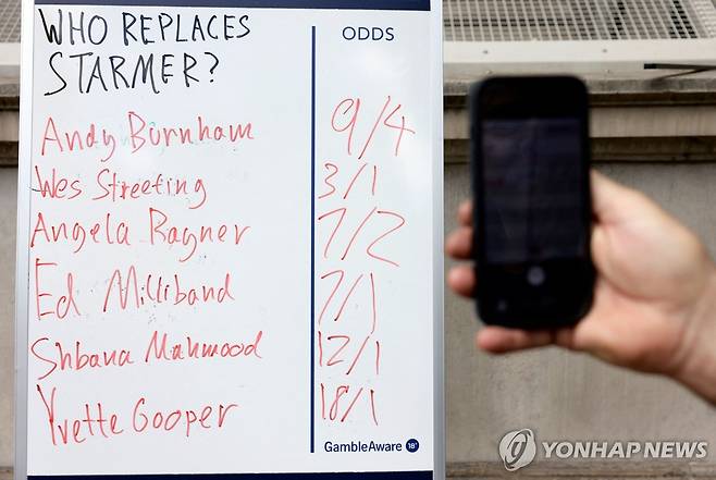 12일 런던 화이트홀 거리에 등장한 '차기 총리' 베팅 확률 [AFP 연합뉴스. 재판매 및 DB 금지]