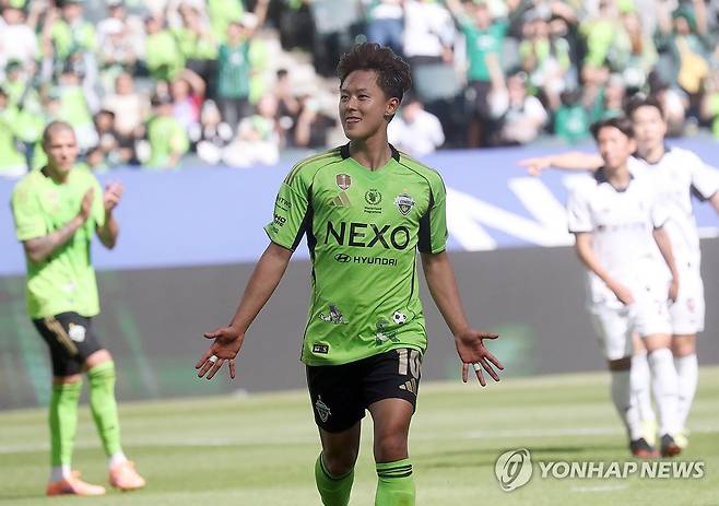 전북 이승우 기쁨 (전주=연합뉴스) 최영수 기자 = 5일 전주월드켭경기장에서 열린 하나은행 K리그1 광주FC와 전북현대 경기. 전북 이승우가 광주에 골을 넣고 기뻐하고 있다 . 2026.5.5 kan@yna.co.kr