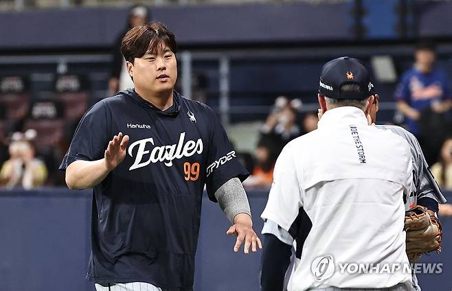 한화 류현진, 한미 통산 199승 달성 (서울=연합뉴스) 김인철 기자 = 12일 서울 구로구 고척스카이돔에서 열린 2026 프로야구 KBO리그 한화 이글스와 키움 히어로즈의 경기. 11-5로 승리한 한화의 류현진이 김경문 감독과 하이 파이브를 하고 있다.
이날 선발 투수로 나선 류현진은 승리를 거두며 한미 통산 199승을 기록했다. 2026.5.12 yatoya@yna.co.kr