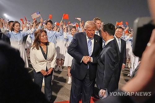 트럼프 대통령과 한정 부주석 (베이징 AP=연합뉴스) 2026년 5월 13일 중국 베이징 서우두 공항에 도착한 도널드 트럼프 미국 대통령이 영접을 나온 한정 중국 국가부주석과 악수하고 있다. (AP Photo/Mark Schiefelbein) 2026.5.14.