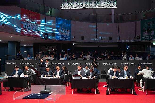 드래프트에서 지명 선수를 논의하는 구단 관계자 [PBA 제공. 재판매 및 DB 금지]