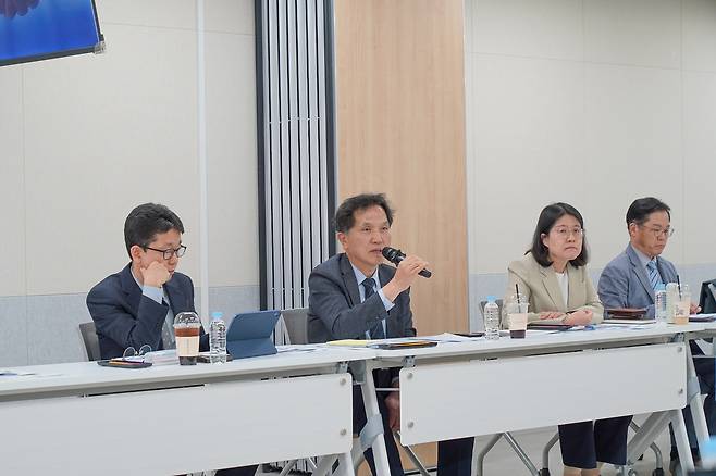 박종필 노사발전재단 사무총장 (서울=연합뉴스) 박종필 노사발전재단 사무총장(왼쪽 두번째)이 13일 서울 서대문구 노사발전재단 대회의실에서 취임 1주년 기자간담회를 열고 발언하고 있다. 2026.05.14 [노사발전재단 제공. 재판매 및 DB 금지]