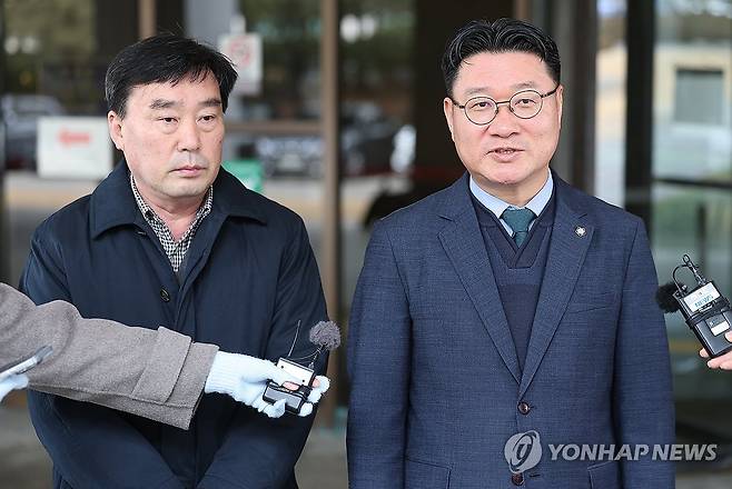 전두환 회고록 판결 입장 밝히는 김정호(사진 오른쪽) 변호사 [연합뉴스 자료사진]