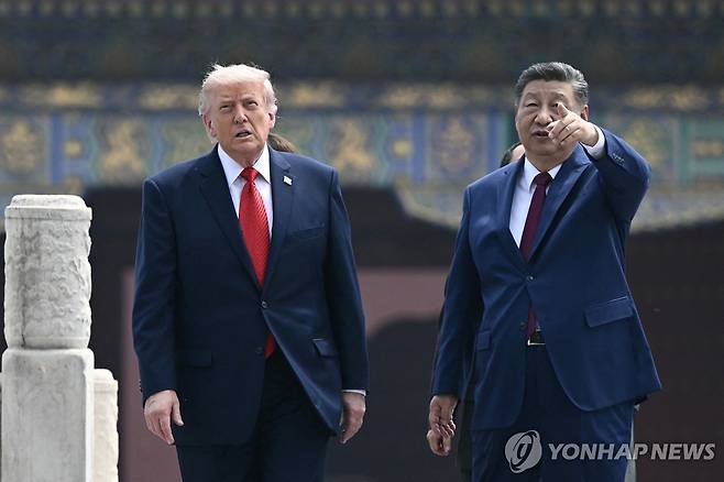 톈탄공원 둘러보는 미중 정상 [로이터=연합뉴스. 재판매 및 DB 금지]