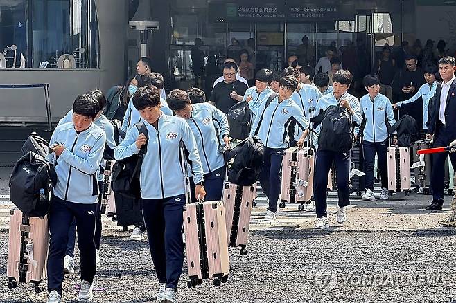 베이징 서우두 공항 도착한 북한 내고향여자축구단 (베이징 교도=연합뉴스) 북한 내고향여자축구단이 지난 12일 경유 훈련지인 중국 베이징 서우두 공항에 도착하고 있다. 
    축구단은 수원종합운동장에서 열리는 2025-2026 아시아축구연맹(AFC) 여자 챔피언스리그(AWCL) 준결승전을 치르기 위해 방남 예정이다. 2026.5.13 photo@yna.co.kr