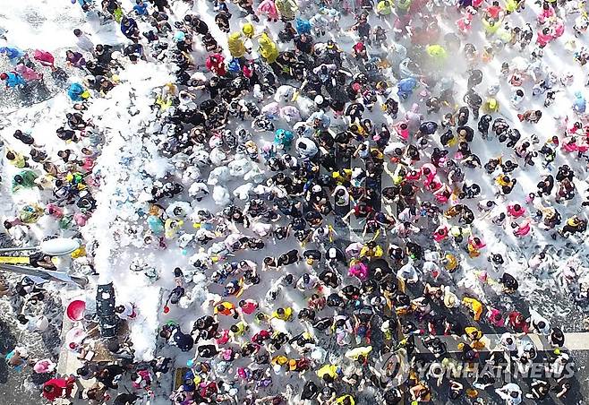 '물과 버블 속으로' 2019 춘천마임축제  [연합뉴스 자료사진]