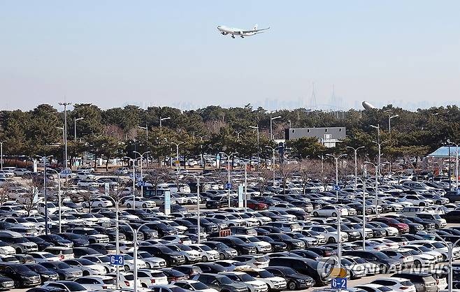 차량으로 꽉 찬 인천공항 주차장 [연합뉴스 자료사진]