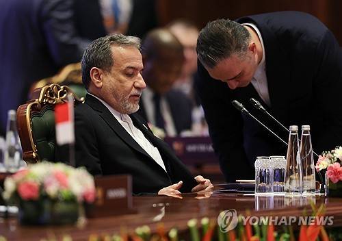 브릭스 회의에 참석한 아라그치 이란 외무장관(왼쪽) [EPA 연합뉴스. 재판매 및 DB 금지]
