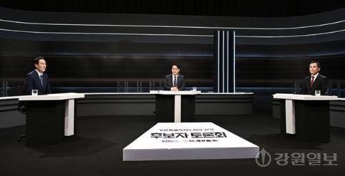 ◇강원일보와 KBS춘천방송총국이 공동으로 마련한 6·3 지방선거 강원도지사 후보자 초청 토론회가 13일 KBS춘천방송총국 교양스튜디오에서 열렸다. 우상호 더불어민주당 후보(왼쪽)와 김진태 국민의힘 후보가 토론에 임하고 있다. 신세희기자