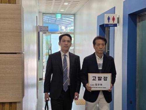 ◇ 신원철 더불어민주당 우상호 강원지사 후보 선거대책위원회 총괄본부장이 14일 춘천경찰서를 찾아 국민의힘 김진태 후보 고발장을 제출했다.