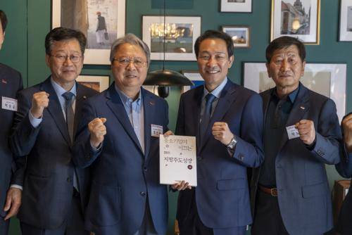 ◇더불어민주당 우상호 강원지사 후보가 15일 강릉 동해식품에서 강원지역 중소기업인들과 정책간담회를 가졌다.