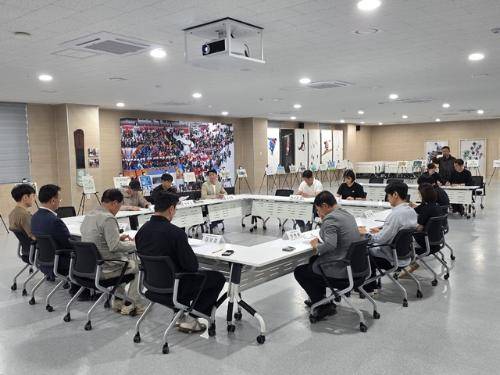 ‘평창 올림픽 유산의 완성과 2038 동계올림픽 독자 개최 전략 포럼’이 지난 15일 평창군 대관령면 평창올림픽플라자에서 유상범 국회의원, 심재국 평창군수 후보, 스키협회 관계자, 선수, 지도자 등이 참석한 가운데 열렸다.