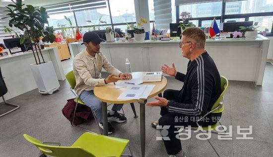 ▲ 캐나다 출신 다니엘 상담사가 울산시외국인주민지원센터에서 외국인 근로자 상담을 하고 있다. 울산시외국인주민지원센터 제공