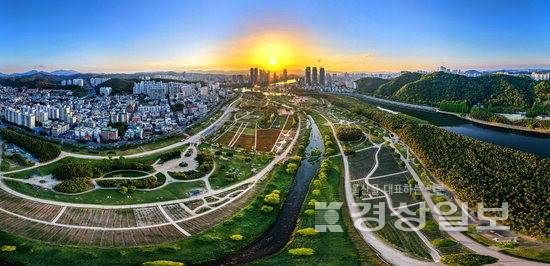 ▲ 태화강국가정원과 울산 도심 너머로 붉은 태양이 힘차게 떠오른다. 새벽빛이 스며든 도시 위로 산업과 자연이 공존하는 울산의 풍경이 펼쳐진다. 울산은 이제 제조업의 중심을 넘어 데이터와 에너지가 융합된 대한민국 '인공지능(AI) 수도'로 나아가고 있다. 경상일보 창간 37주년을 맞은 아침, AI 강국 시대를 선도할 울산의 새로운 하루가 밝아오고 있다. 김동수기자 dskim@ksilbo.co.kr