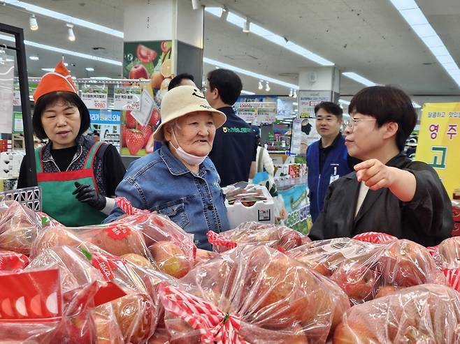 ▲ 부산 시민들이 진열된 영주 사과를 보고 있다